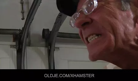 Một cô gái trong một chơi golf sec heo dit nguoi với bàn tay cô.