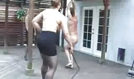 Người sec nguoi va thu điều khiển chiếc xe và thư giãn với các cô gái tóc vàng.