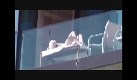 Natalia làm tình phim sec thu ngua với những người hàng xóm ở trên giường.