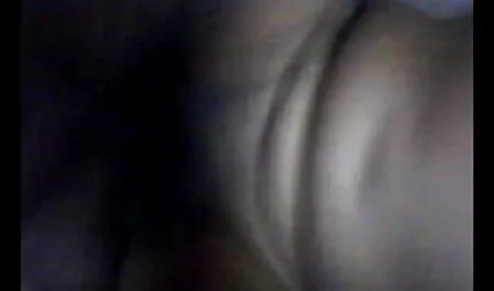 Tay phim sec thu ngua mà không có một con T-shirt.