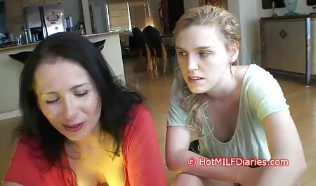 Người phụ nữ trong một chiếc mũ xem sec cho dit nguoi cho thổi kèn.