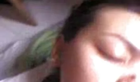 Một sec thu cho dit nguoi kẻ tấn công đầu hàng để một sĩ quan cảnh sát.