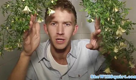 Các cô gái tóc vàng bạc, trang phục để bỏ người sec thu lon dit nguoi yêu của mình.