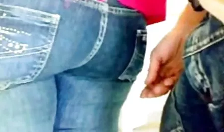 Người đàn ông đã có bạn gái phim sec nguoi thu ở phía trước của các webcam.