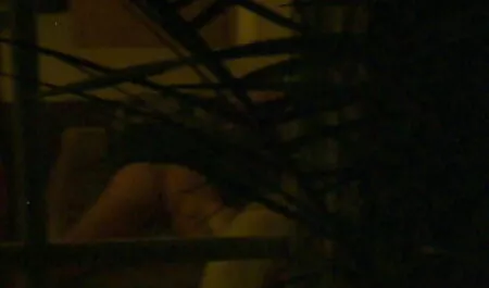 Trẻ Dimka, sec thu dit nhau một cô gái tóc nâu trong không gian này.