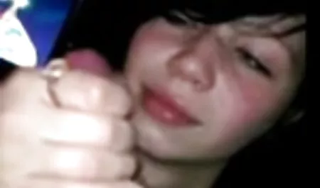 Cô gái ung phim sec nguoi thu thư trên bãi cỏ.