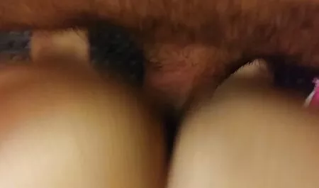 Một cô gái xinh đẹp cho thấy phim sec lon dit nguoi mình quyến rũ.