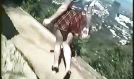 Cô phim sec nguoi voi ngua giữa ngực.