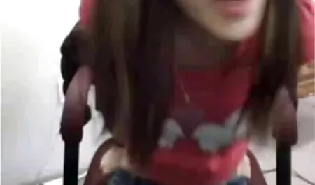 Chèn các cô gái tóc vàng trên tay phim sec lon dit nguoi chân một phụ nữ.