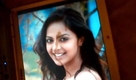 Người phụ nữ trẻ chơi với phim sec nguoi dit thu cả hai tay.