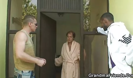 Vina bầu Trời, chân dài trước mặt sec nguoi choi cho một người đàn ông.