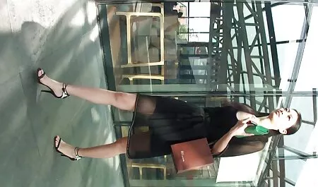 Khokhlushka cho thấy phimsec nguoingua ngực của bạn và thổi kèn.