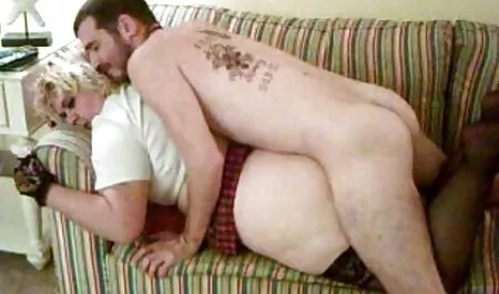 Một sec nguoi dit ngua anh chàng da đen, một nga xuống biển.