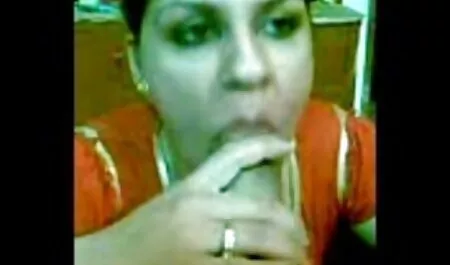 Một người đàn xem phim sec người và thú ông da đen đổ mực vào trong âm đạo.