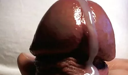 Cô secthuvat ấy đang ngồi trên khuôn mặt của cô với một âm đạo.