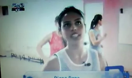 Cô gái hãm hiếp phin sec nguoi va thu thể thao với bóng.