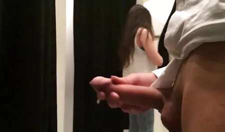 Vận sec nguoi dit ngua động viên nữ chơi với bàn tay.