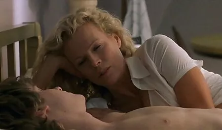 Cô vuốt ve âm hộ phim sec nguoi dit lon của cô ngồi trong dây.