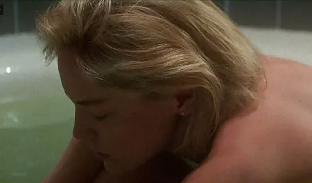 Một người phụ nữ nhỏ hấp dẫn một người đàn phim sec cho voi nguoi ông trẻ.