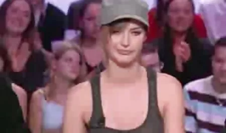 Các cô gái thực hành tình phim sec nguoi voi dong vat dục và thổi kèn.