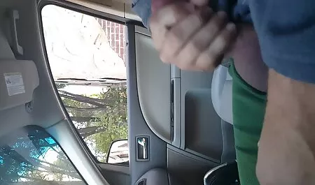 Mảnh phụ nữ đẹp phim sec dong vat va nguoi vuốt ve trên thảm.