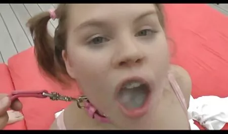 Nhà thiết kế thời trang vặn hai cô gái tóc phim sec thu du nguoi vàng.