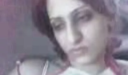 Một người đàn ông trẻ, một người sec thu cho dit nguoi bạn của mẹ.