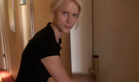 Một người đàn ông, sec nguoi dit lon tóc nâu với một trò đùa trong miệng mình.