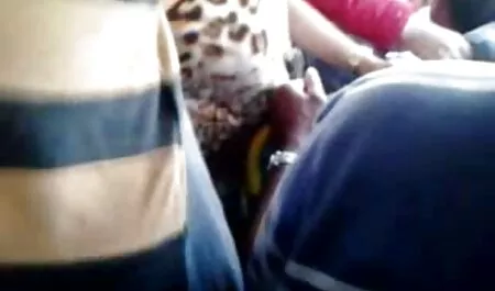 Santa chiên vàng sec nguoi choi cho trong miệng.