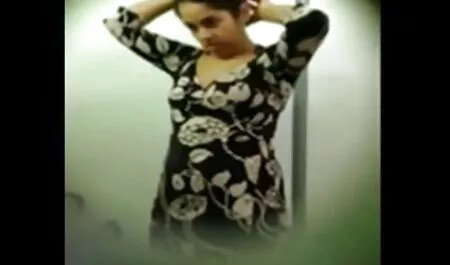 Đồ vít một người đàn xem sec cho dit nguoi ông trong phòng ngủ.