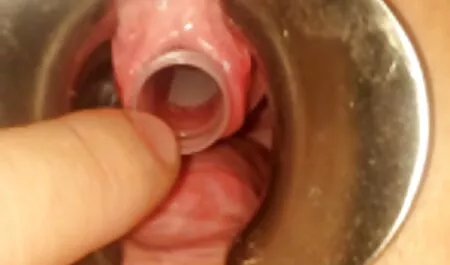 Người đàn ông da phim sec thu cho dit nguoi đen vặn trắng trong phòng tắm.