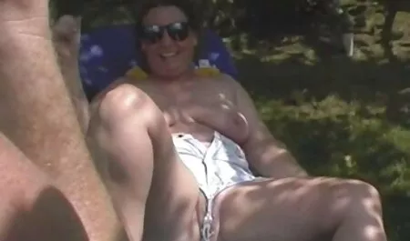 Một bác sĩ kiểm sec nguoi va thu tra một cô gái tóc vàng với lưỡi.