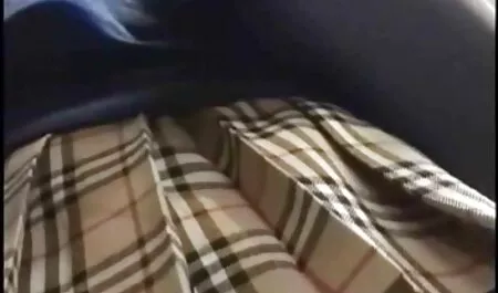 Em bé với fim sec nguoi va thu hình xăm trên trán để trong đúc.