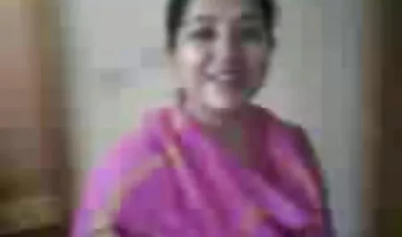 Mẹ và con gái, có quan hệ sec thu cho du nguoi tình dục.