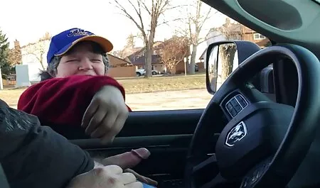 Một thành viên của các người đàn ông sec cho đit nguoi da đen với các Hồng Mandé.