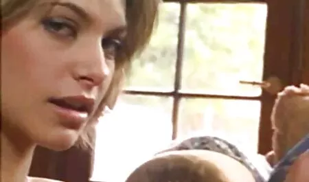 Các cô gái tóc vàng cho kết phim sec nguoi va cho dit nhau quả của những người giàu vào mặt.