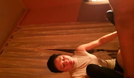 Hói chơi hồ bơi và khoai tây phim sec nguoi va ngua chiên các cô gái tóc vàng.