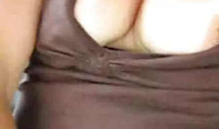 Nhấn một phụ nữ da pim sec nguoi va thu đen.