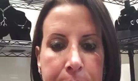 Các nhà điều hành sec cho đit nguoi thổi tóc vàng.