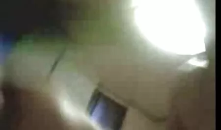 Bác sĩ chỉnh hình phim sec cho va nguoi dit nhau một cô gái trên ghế dài.