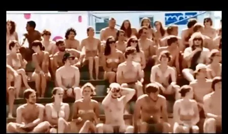 Các cô gái tóc vàng đã qua đêm liếm tàu. phim sec dong vat va nguoi