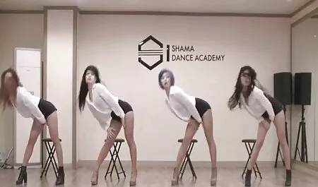 Huấn luyện viên sầm một secthuvat phụ nữ da đen.