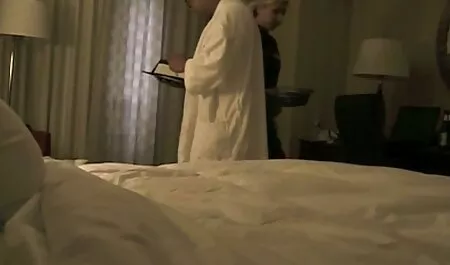 Hói tóc Đỏ trên ghế sec nguoi dit ngua dài.