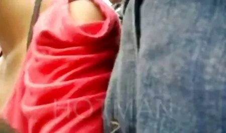 Các cô gái rên rỉ về phim sec cho va nguoi dit nhau việc đưa con gà trong âm đạo.