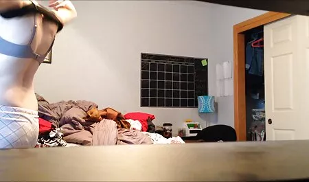 Một người phụ nữ đẹp, trong khi phát triển một phim sec dong vat va nguoi giả.