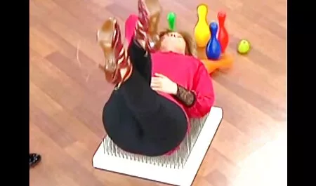 Huấn luyện viên xem phim sec người và thú nhãn màu đen trắng đen.