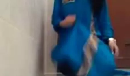 Một đám đông của người da đen tổ chức một phim sec nguoi du ngua băng đảng với một cô gái tóc vàng.