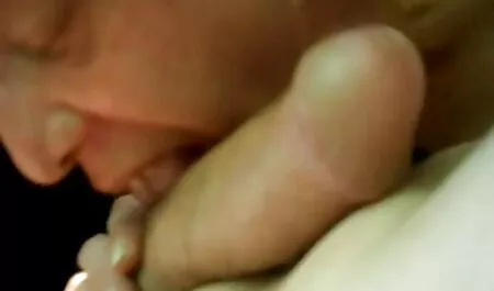 Nga chồng mình và sec thu lon dit nguoi bác sĩ phụ khoa trong một bệnh viện.