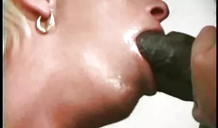 Một sinh viên quan hệ tình phim sec nguoi dit lon dục với một người đàn ông trong phòng của cô.