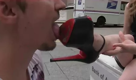 Ellie Nicole có dương vật sec thu lon dit nguoi trên bàn.